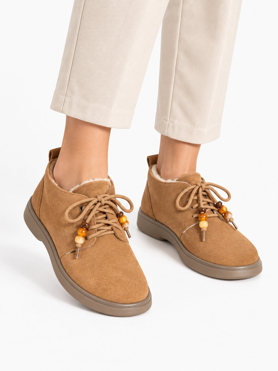 Herminie – Mocassin en daim marron à fourrure femme — portée