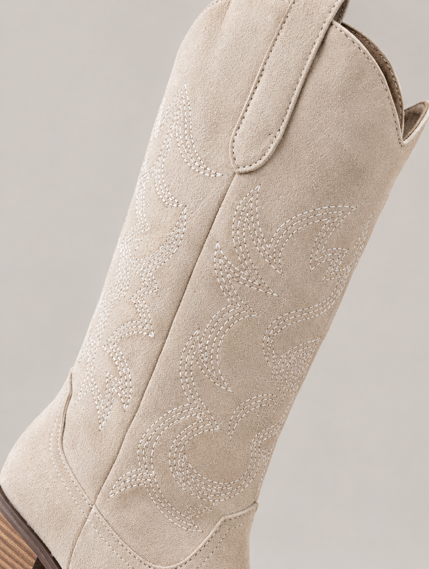Mathilda – Botte cowboy brodée femme – Beige — détail
