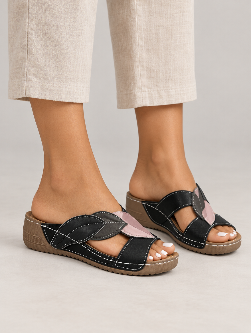 Michèle – Sandale compensée en cuir souple femme – Noir — portée