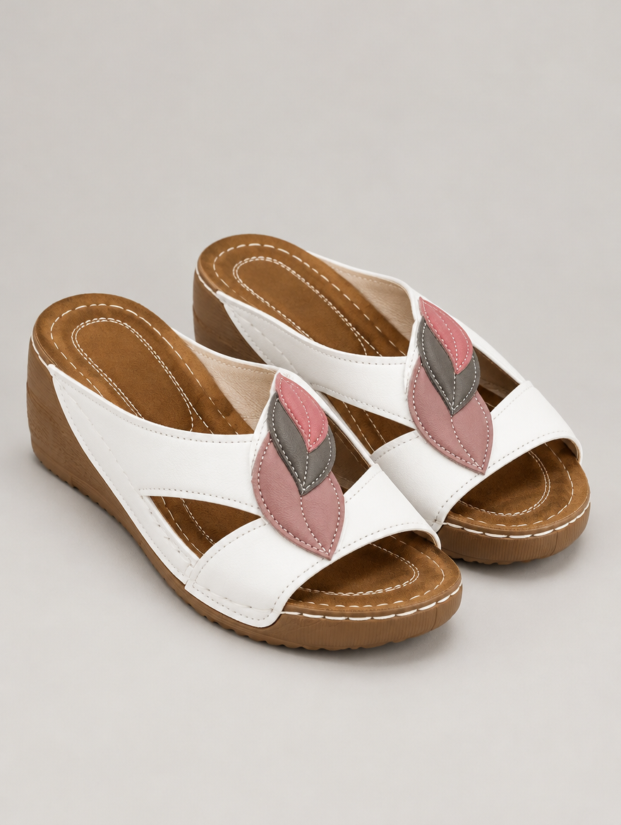 Michèle – Sandale compensée en cuir souple femme – Blanc — vue trois quarts