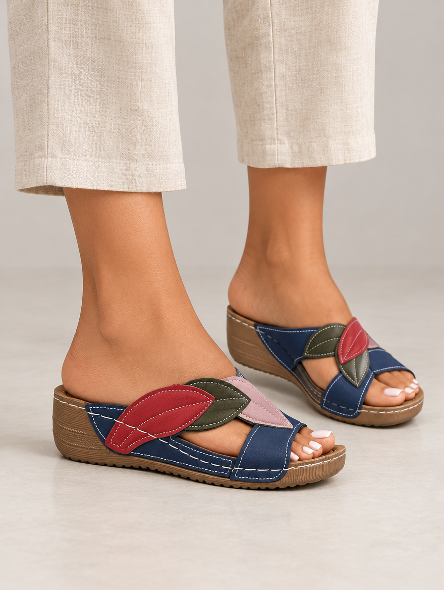 Michèle – Sandale compensée en cuir souple femme – Bleu — portée