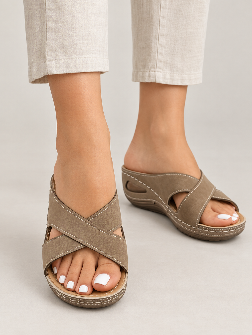 Oriane – Sandale compensée orthopédique femme – Kaki — portée