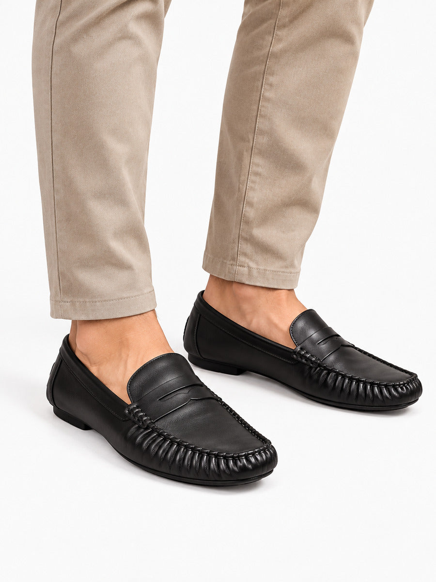 Hubert – Mocassin en cuir plissé homme — portée