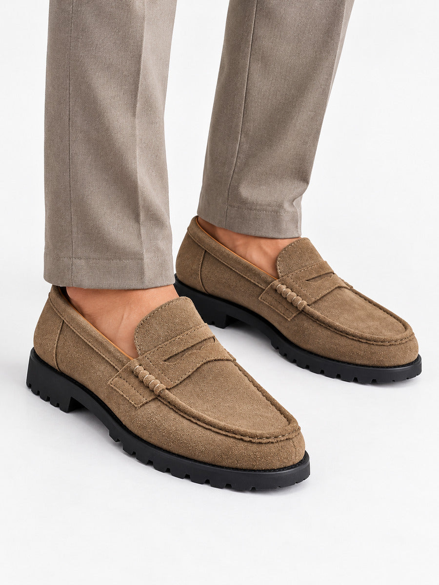 Joachim – Mocassin penny en daim marron homme — portée