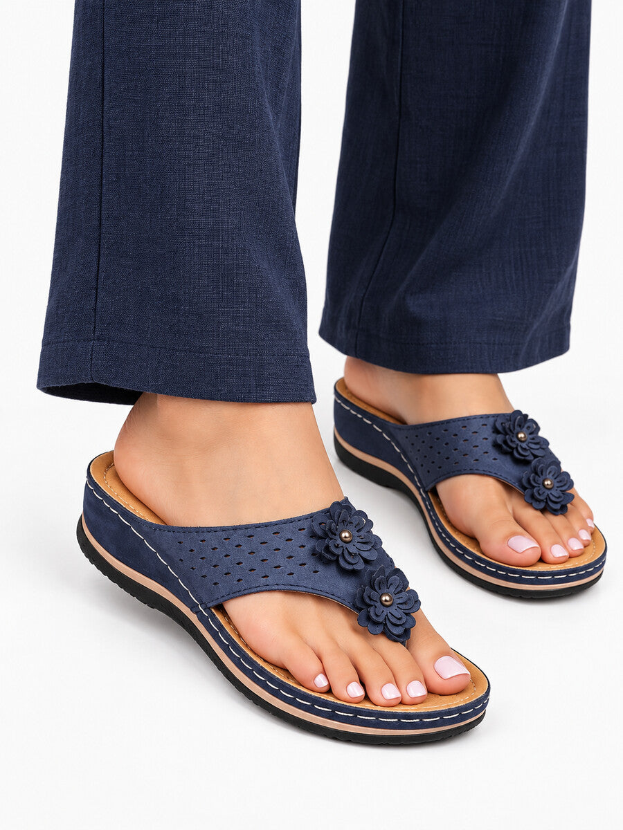 Kayla – Sandale compensée à fleurs femme – Bleu — portée