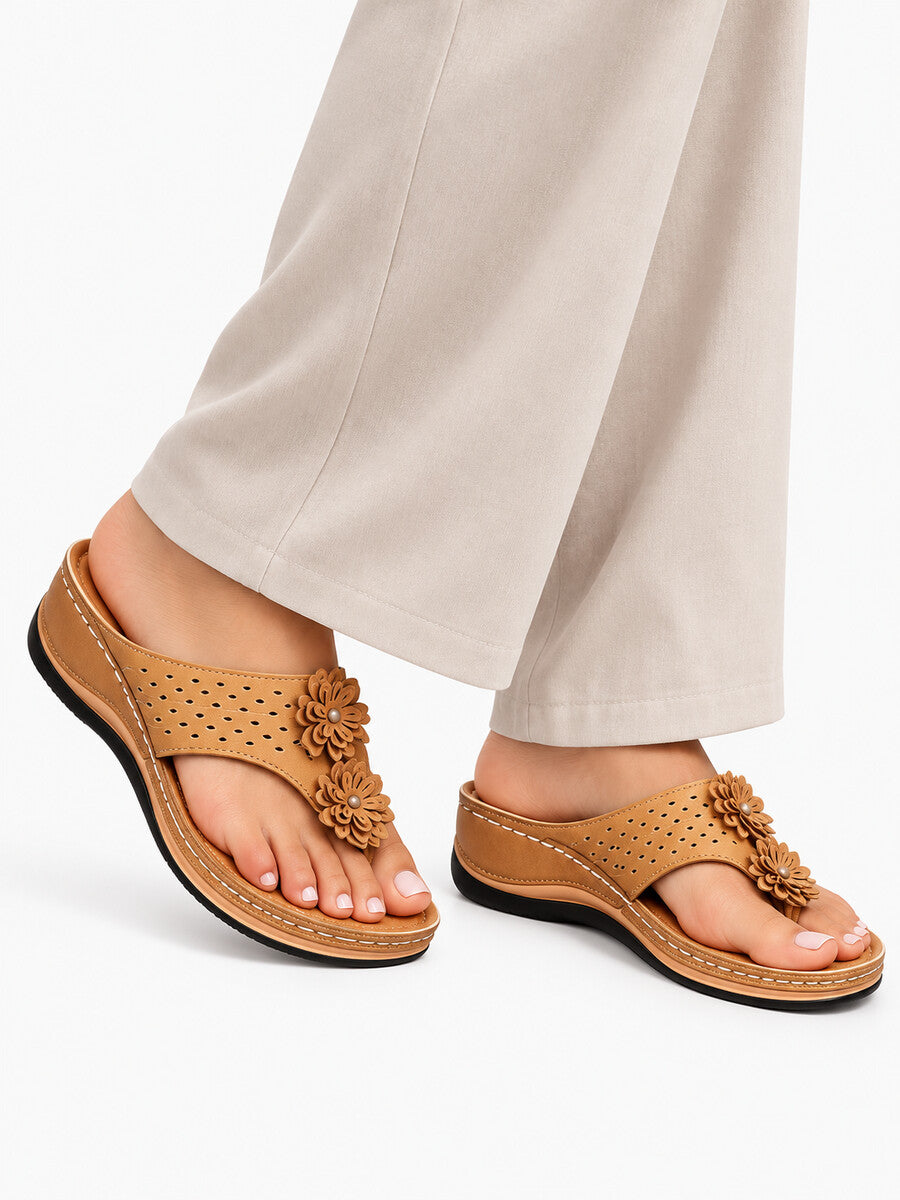 Kayla – Sandale compensée à fleurs femme – Marron — portée