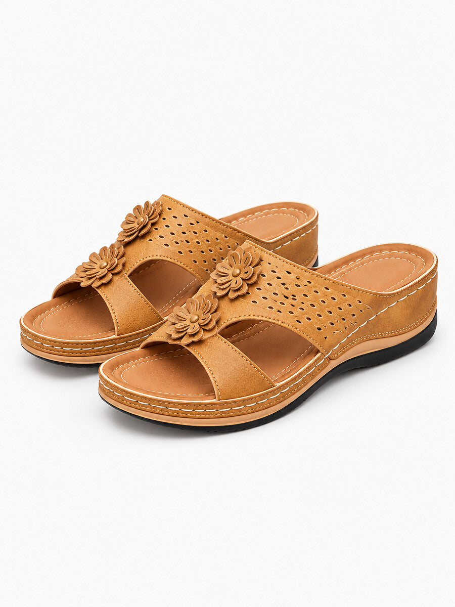 Kayla – Sandale compensée à fleurs femme – Marron — trois quarts
