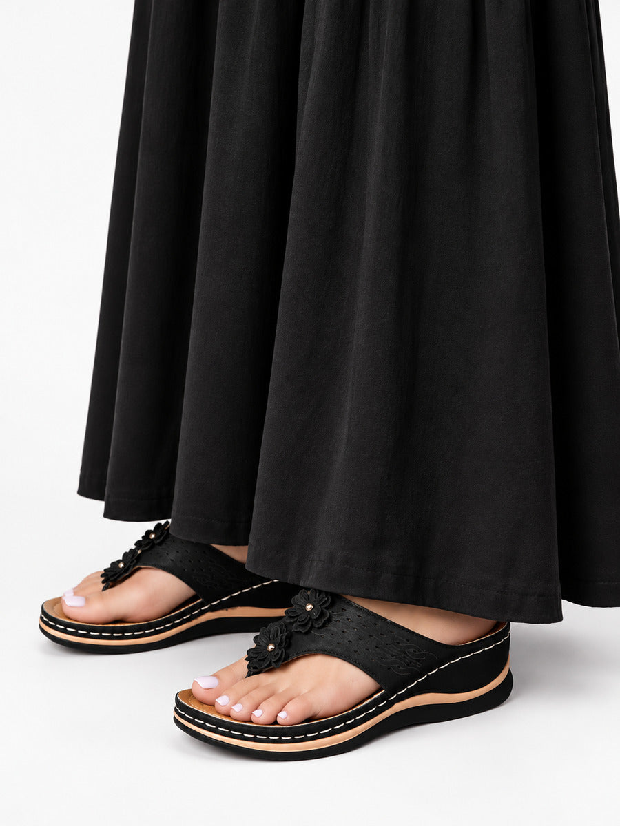 Kayla – Sandale compensée à fleurs femme – Noir — portée
