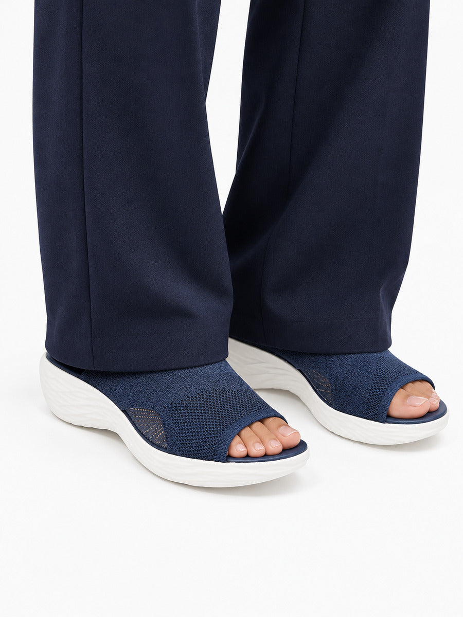 Léopoldine – Sandale élastique à talon bas femme – Bleu — portée