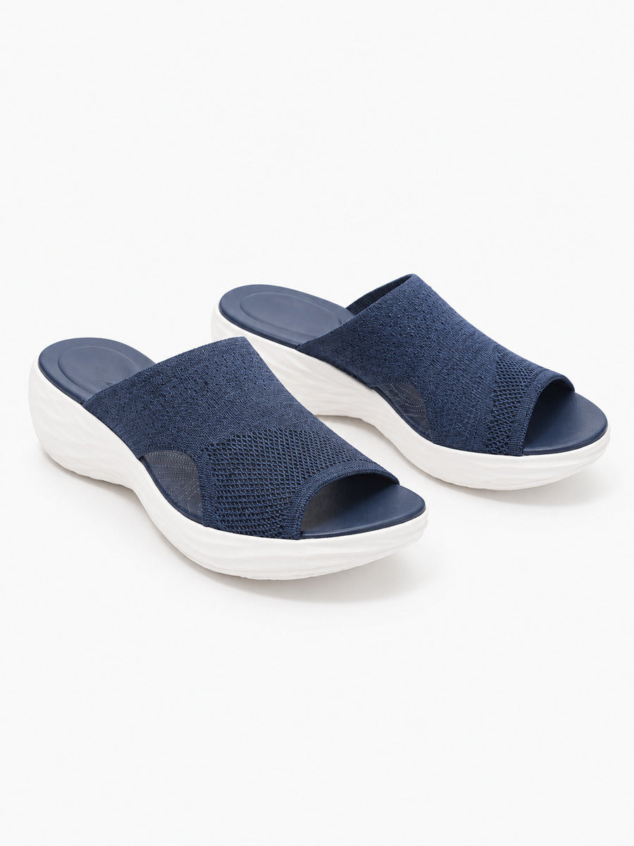 Léopoldine – Sandale élastique à talon bas femme – Bleu — trois quarts