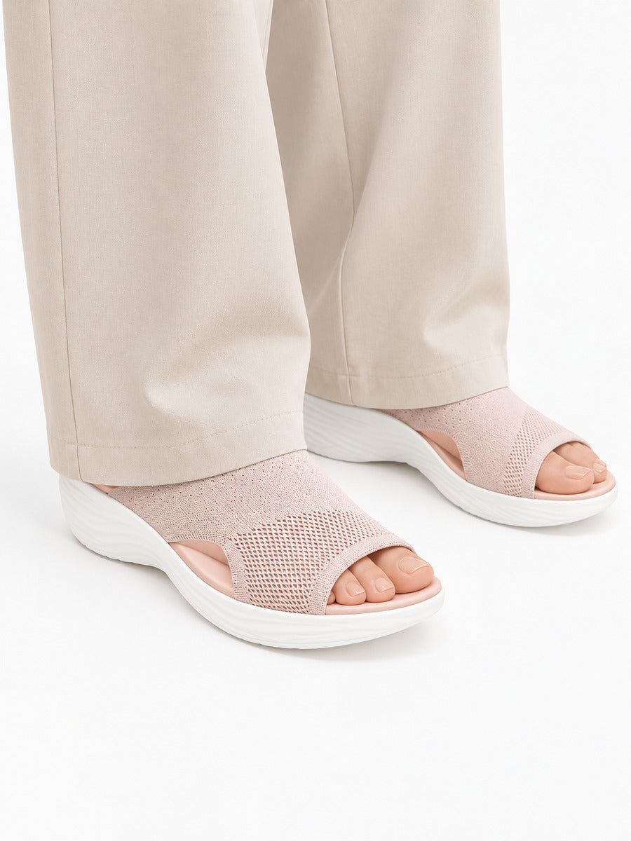 Léopoldine – Sandale élastique à talon bas femme – Rose — portée
