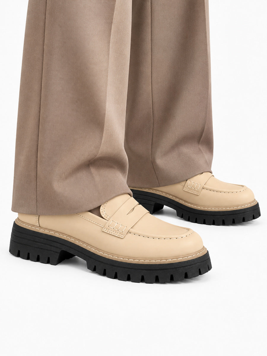 Lorène – Mocassin à talon épais femme – Beige — portée