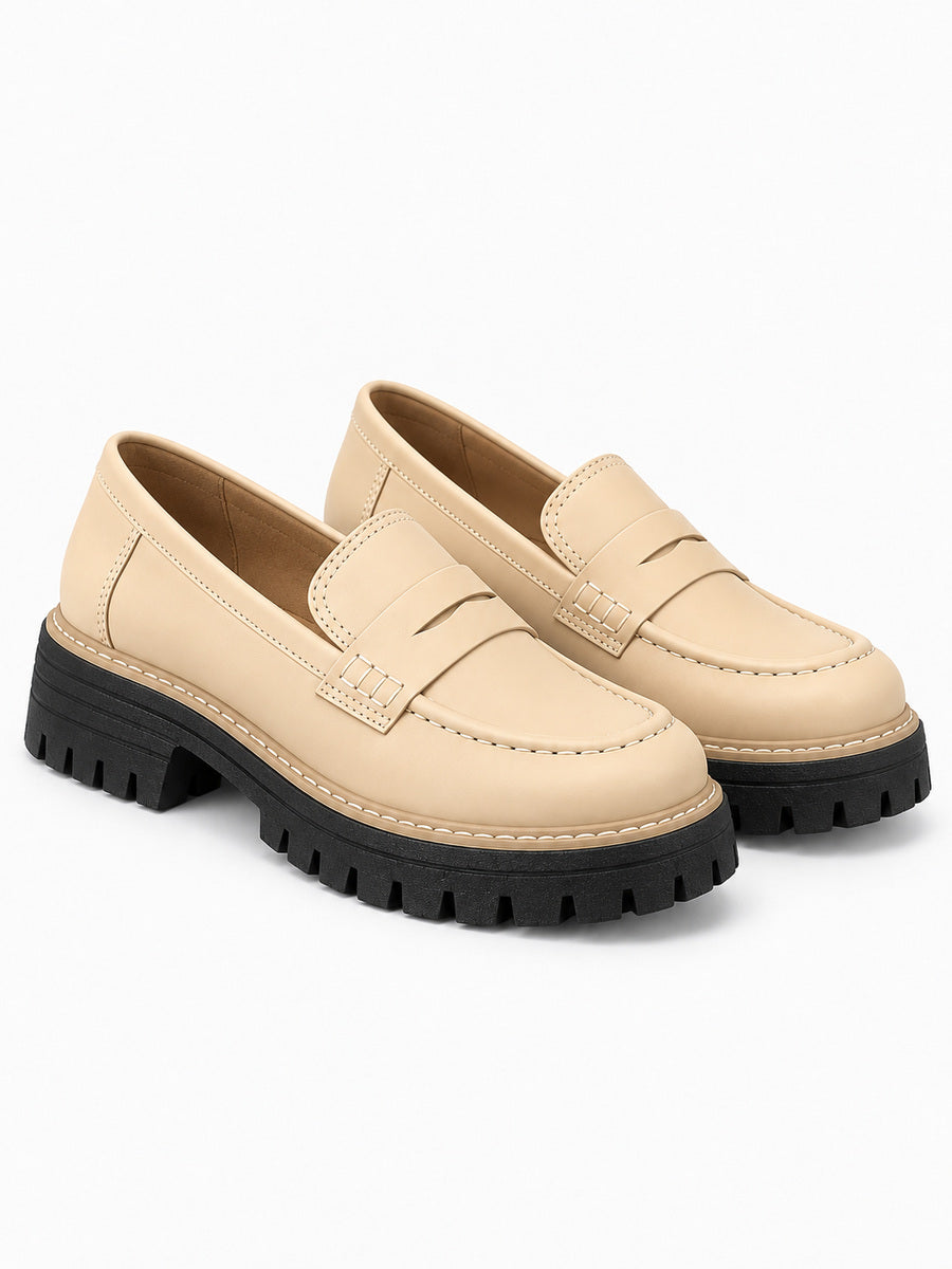 Lorène – Mocassin à talon épais femme – Beige — trois quarts