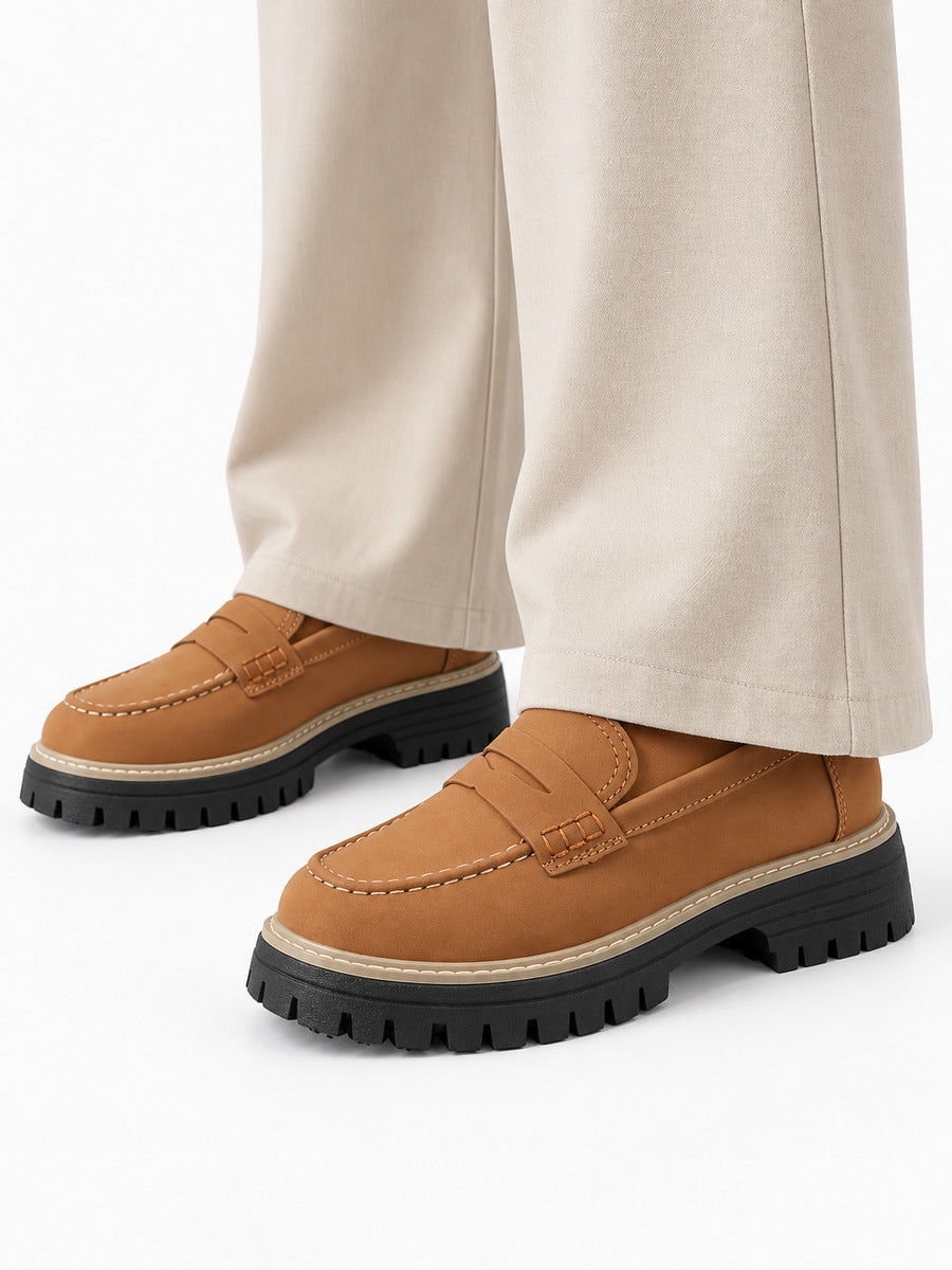 Lorène – Mocassin à talon épais femme – Marron — portée