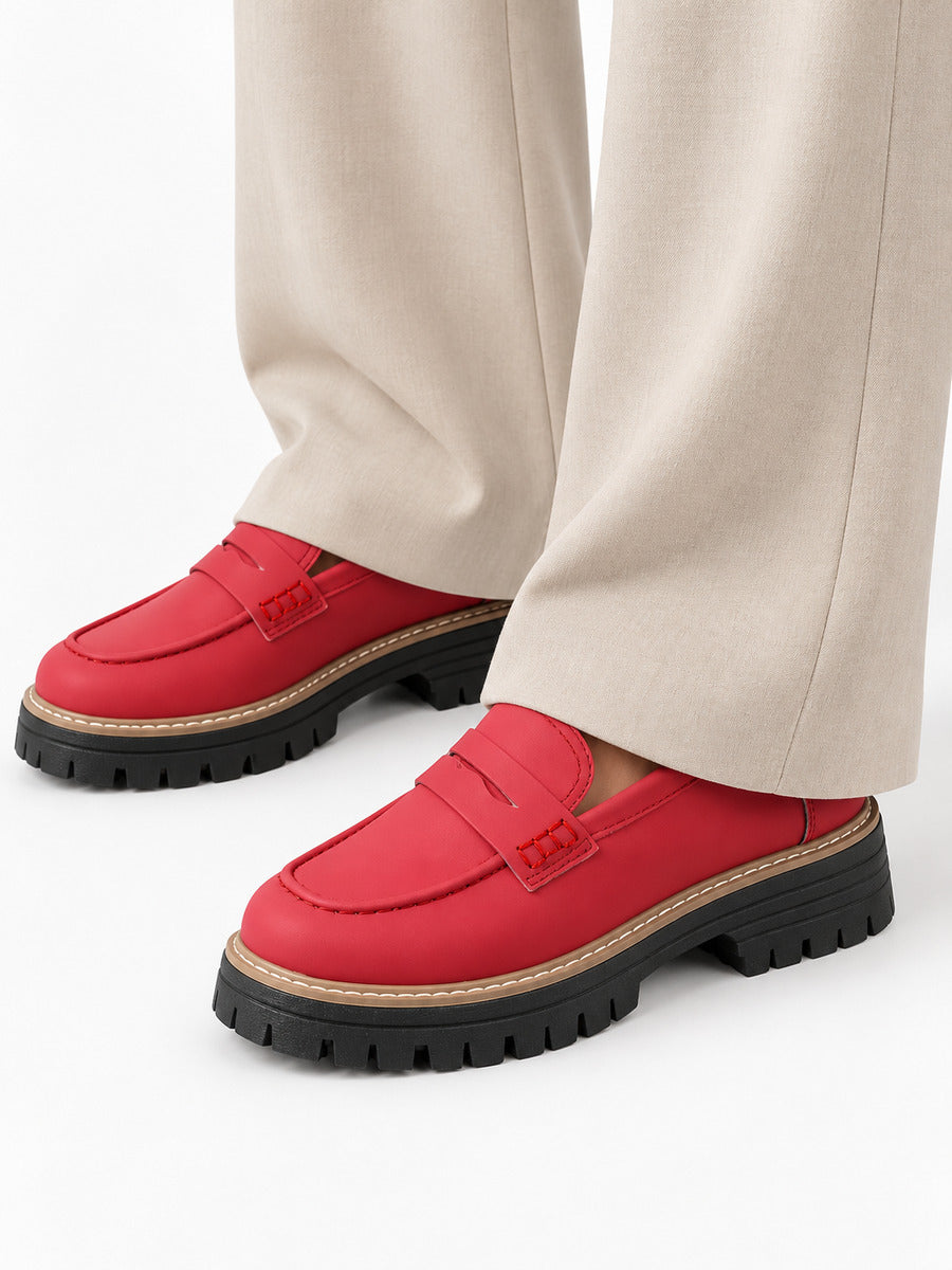 Lorène – Mocassin à talon épais femme – Rouge — portée