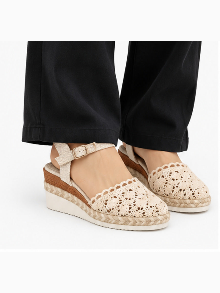 Maïwenn – Sandale compensée ajourée femme – Beige — portée
