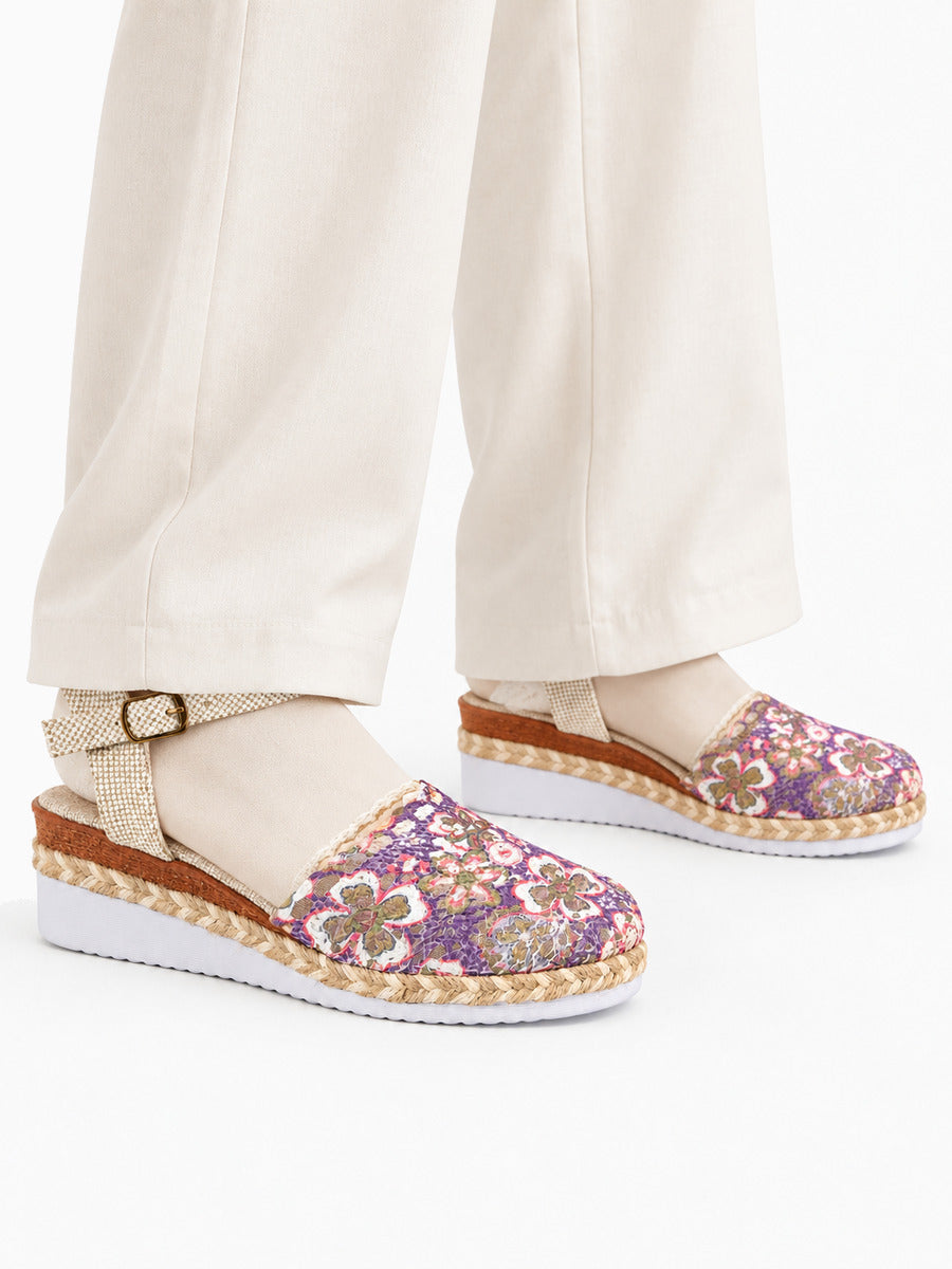 Maïwenn – Sandale compensée ajourée femme – Violet — portée
