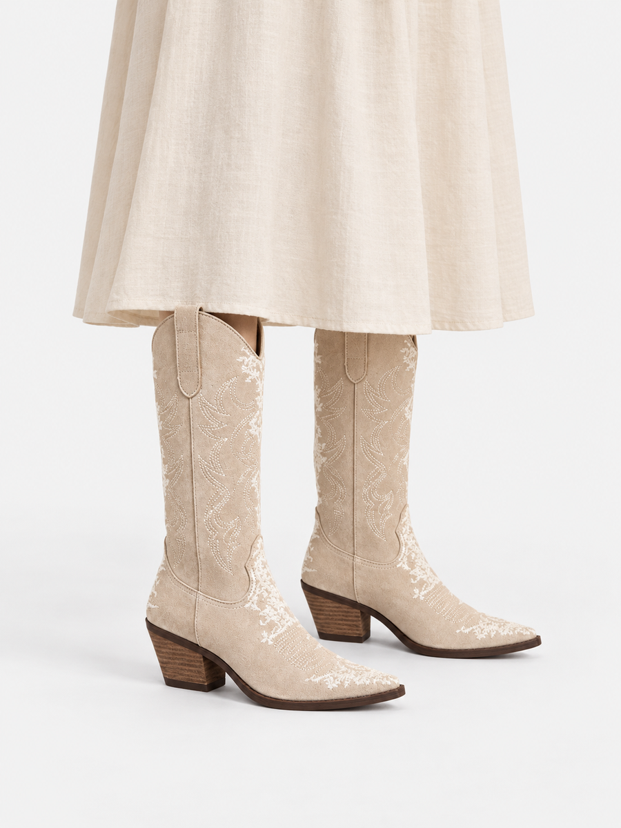 Mathilda – Botte cowboy brodée femme – Beige — portée