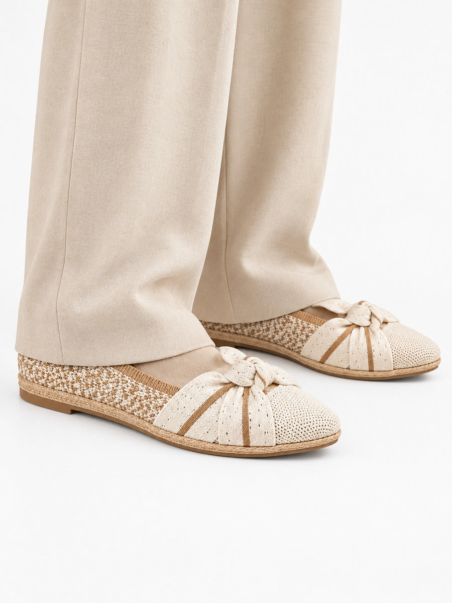 Mélodie – Chaussure plate rétro femme – Beige — portée