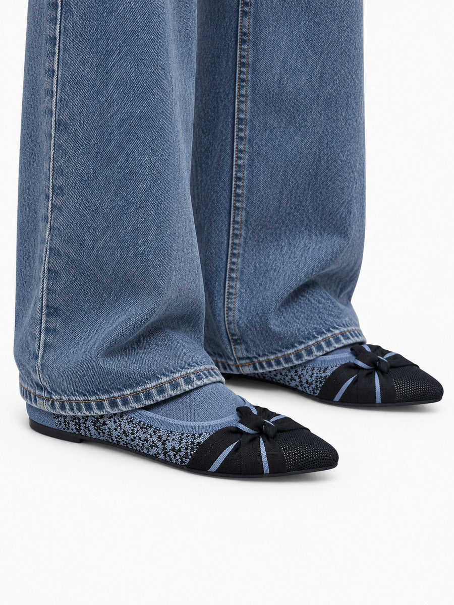 Mélodie – Chaussure plate rétro femme – Bleu — portée
