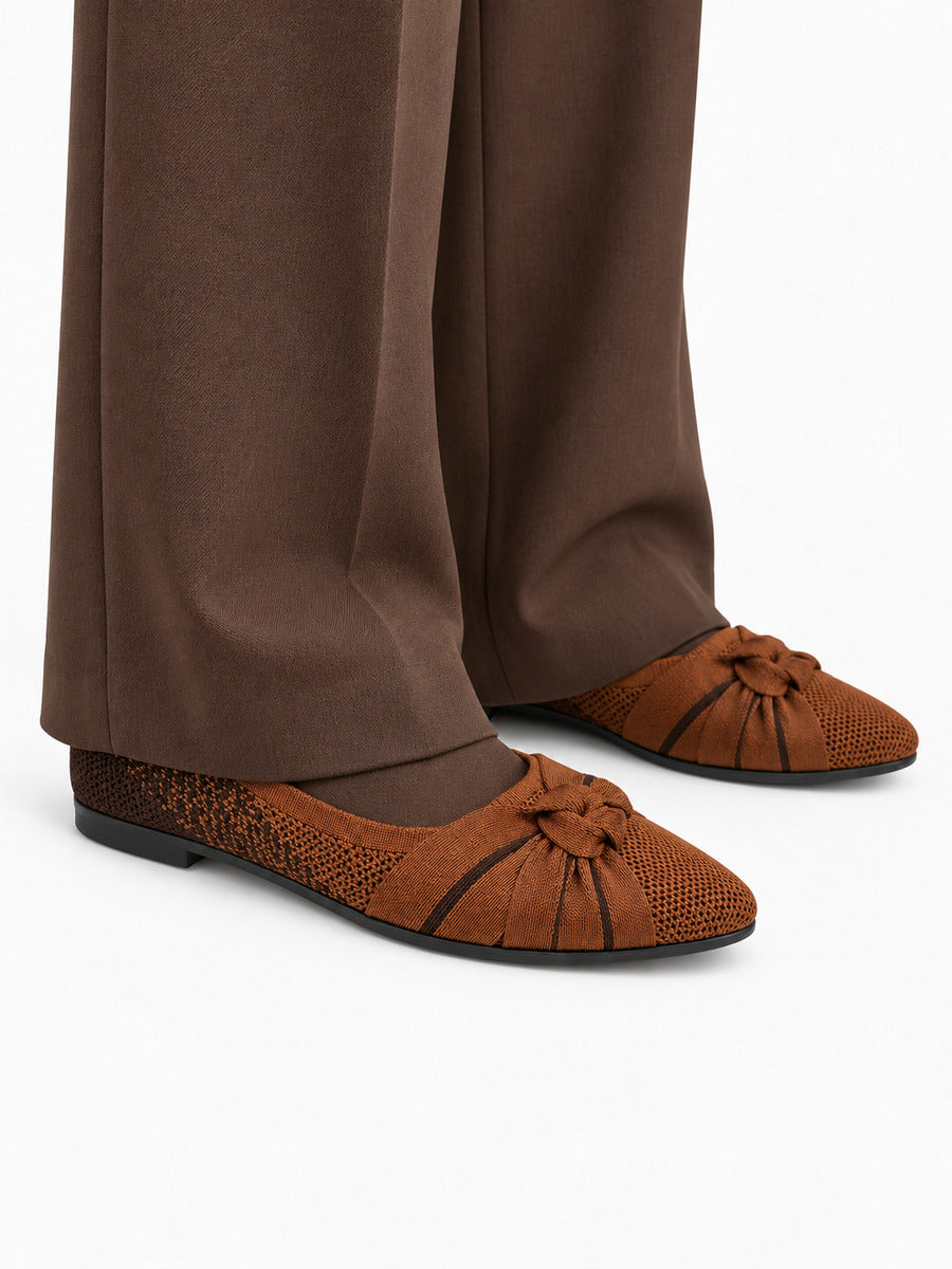 Mélodie – Chaussure plate rétro femme – Marron — portée