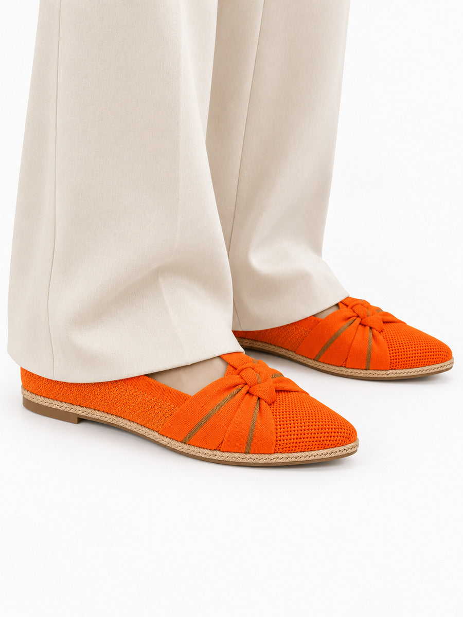 Mélodie – Chaussure plate rétro femme – Orange — portée