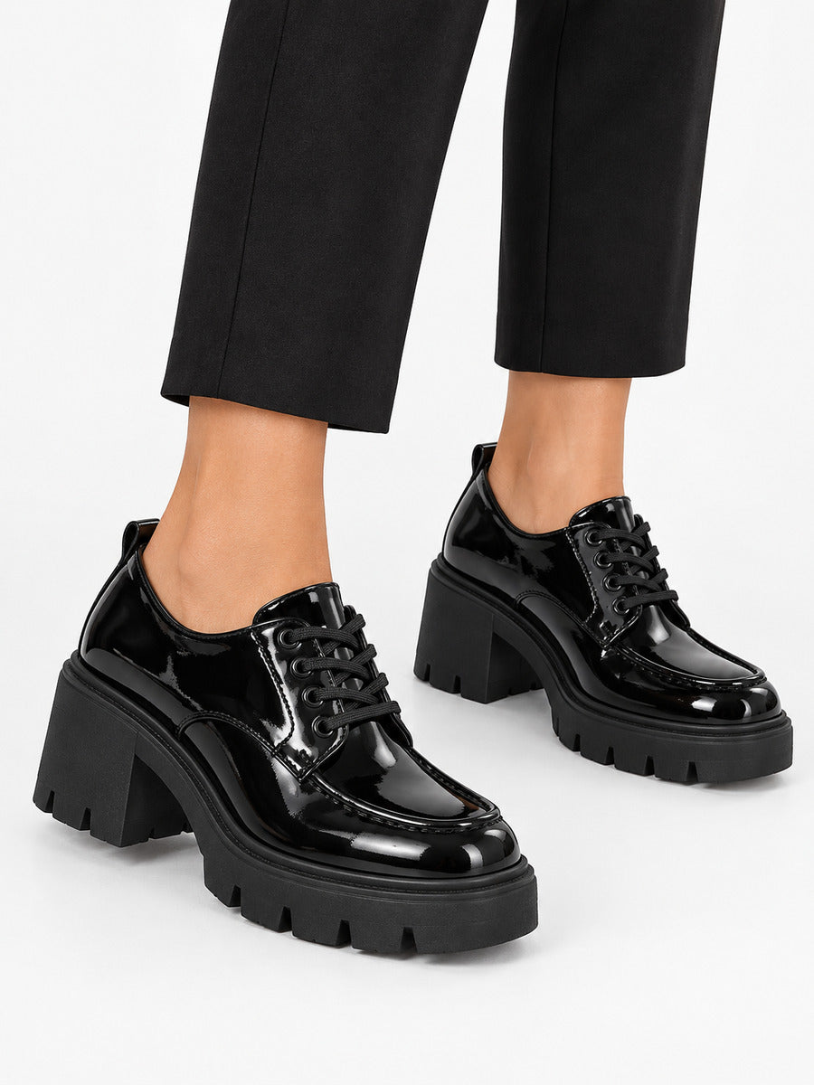 Nadia – Mocassin en cuir perlé femme — portée