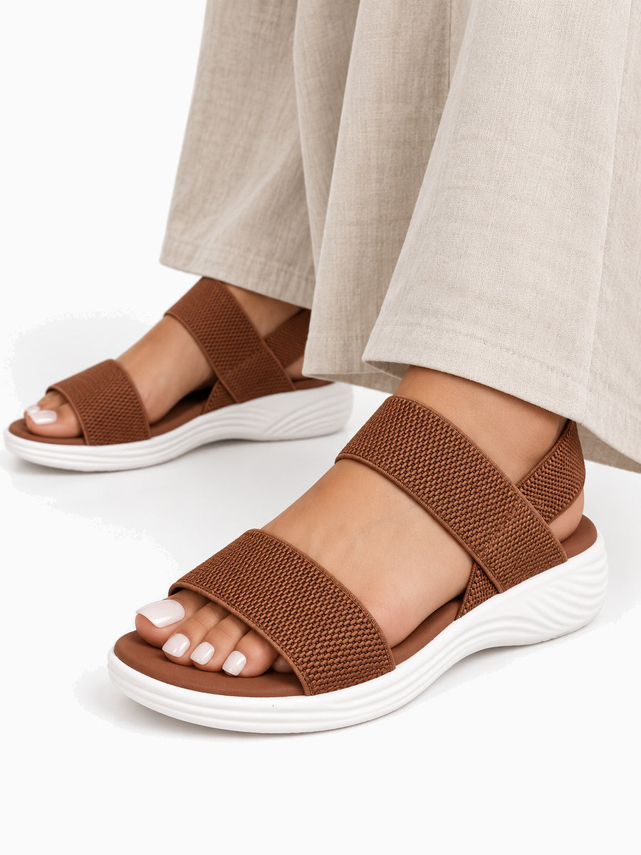 Natacha – Sandale compensée élastique femme – Marron — portée