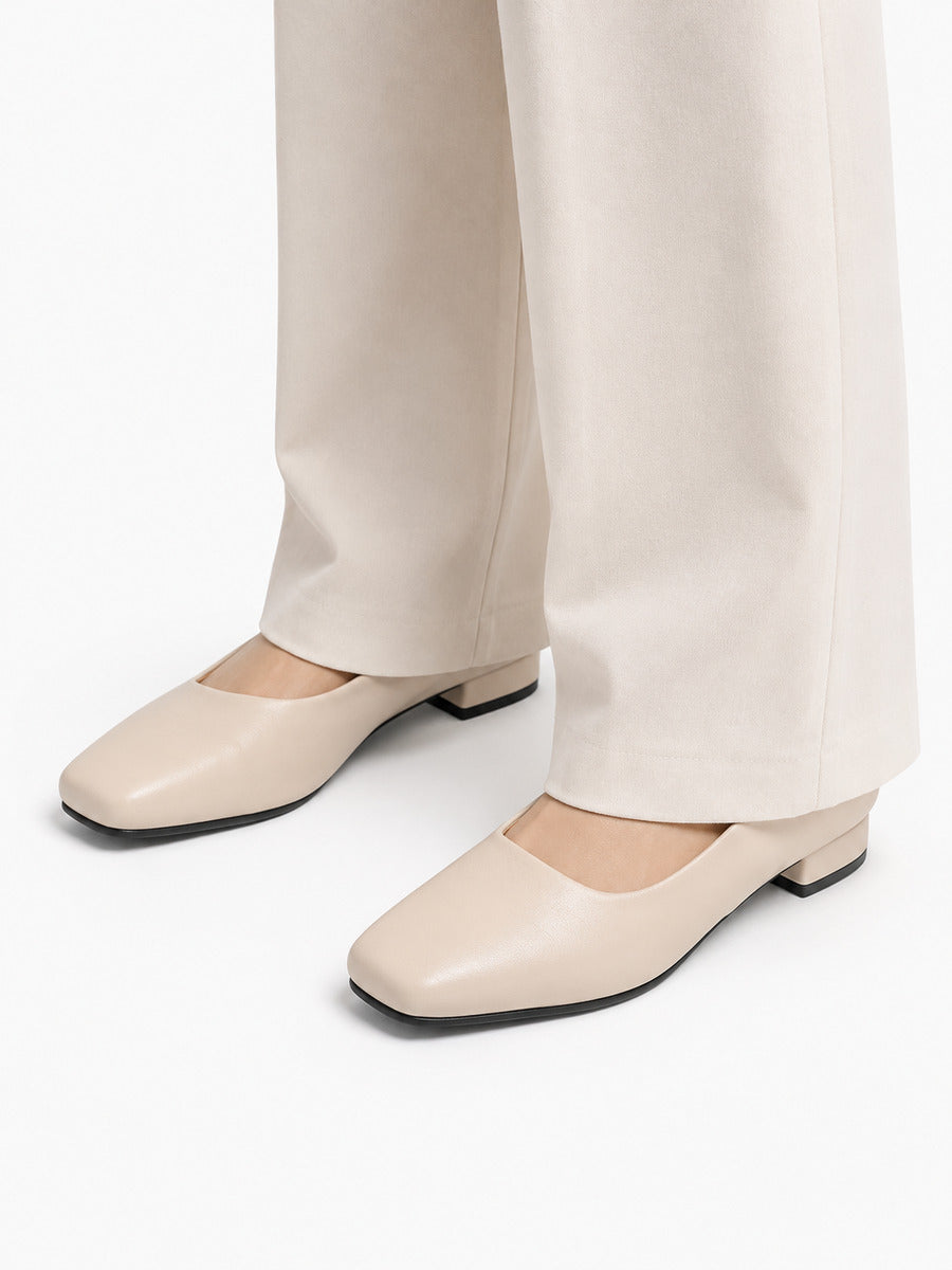 Norah – Ballerine plate de bureau femme – Beige — portée