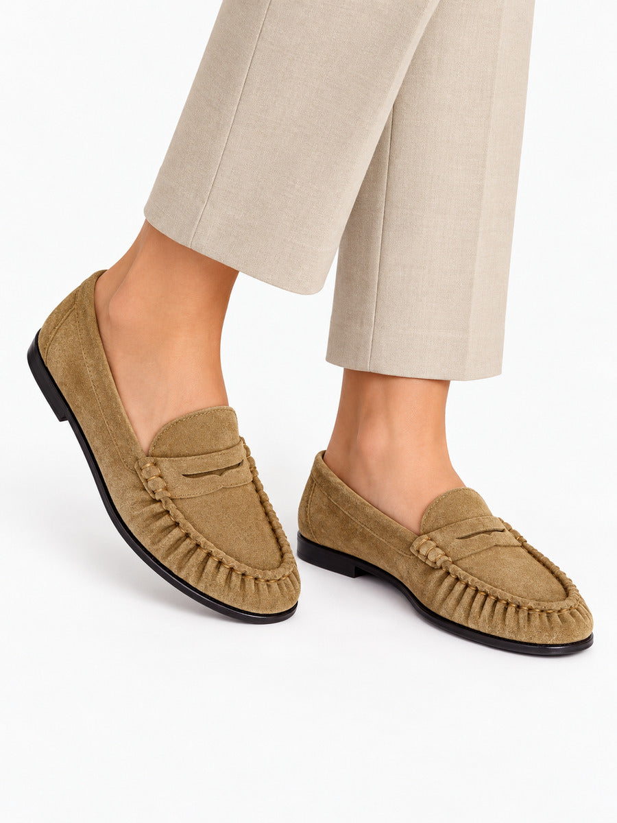Perrine – Mocassin cousu main marron femme — portée