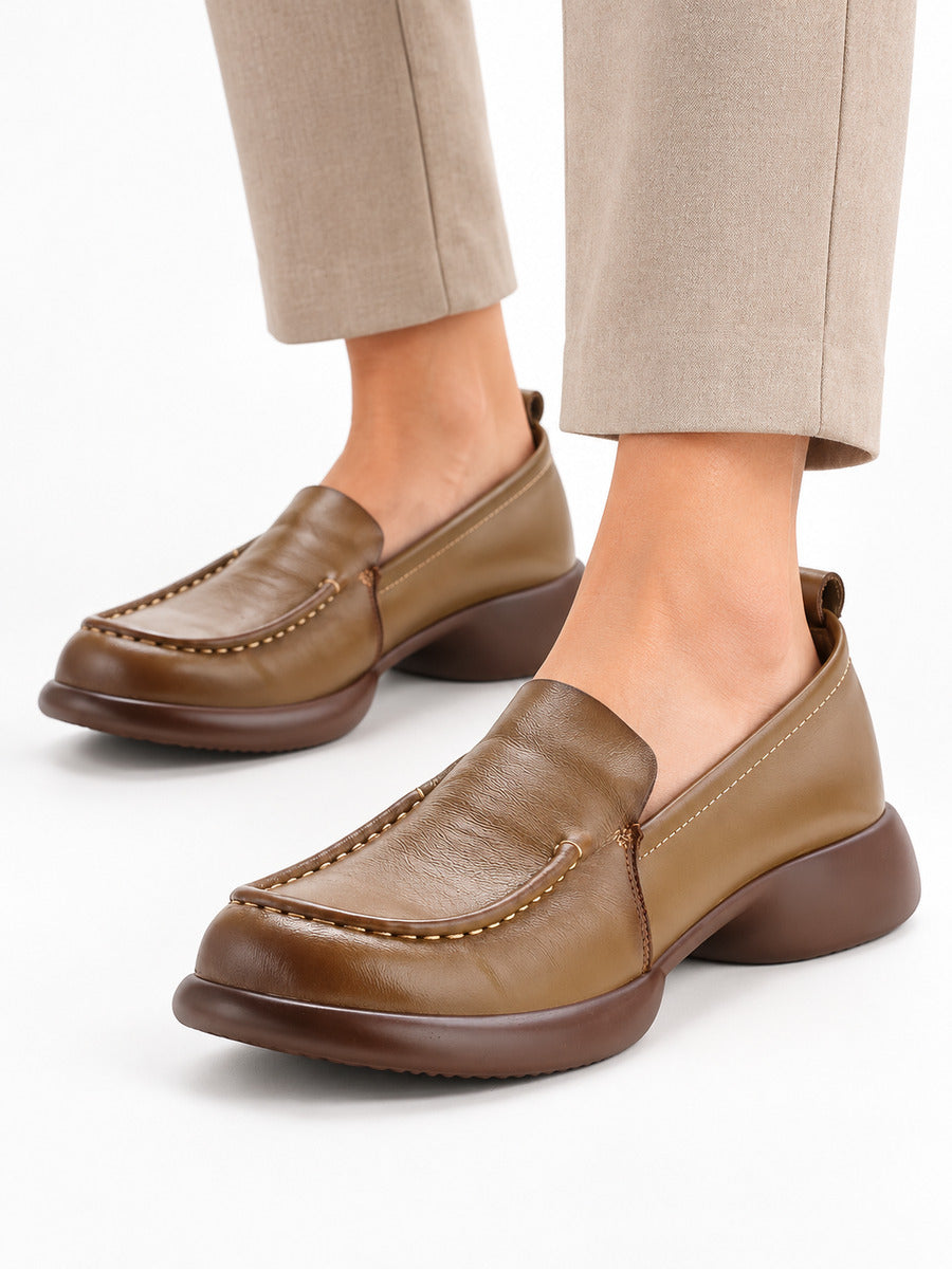 Prudence – Mocassin kaki à semelle courbée femme — portée