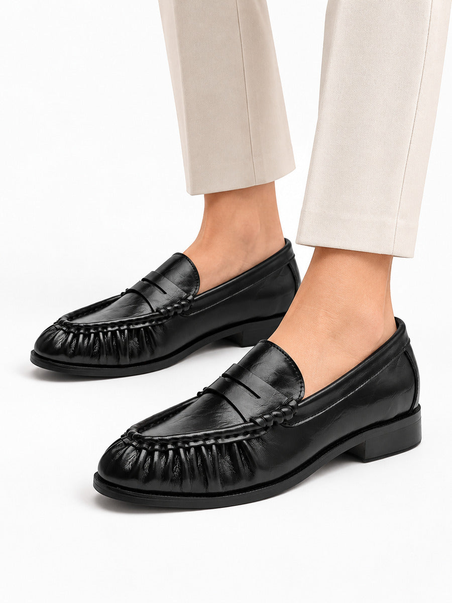 Salomé – Mocassin cousu main noir femme — portée