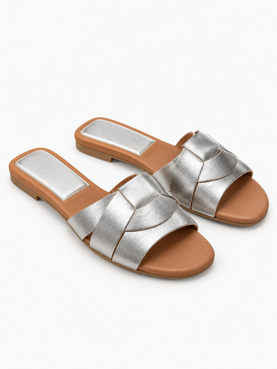 Silvia – Sandale plate tissée de créateur femme – Argenté — trois quarts