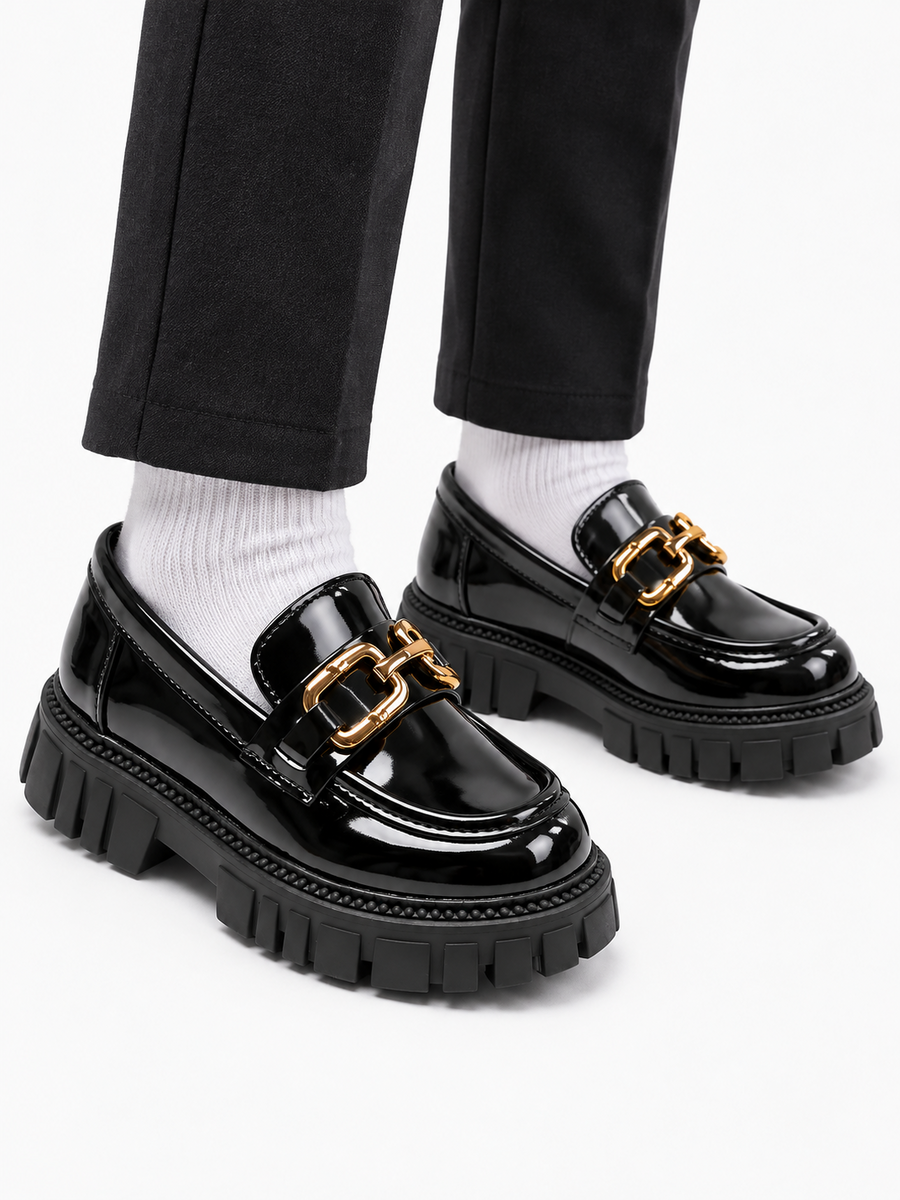 Solène – Mocassin noir à boucle enfant — porté