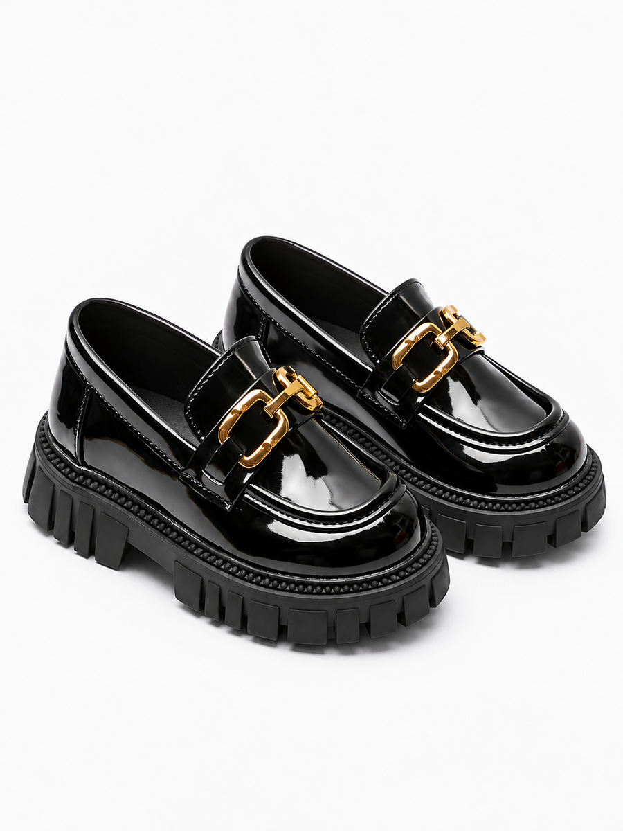 Solène – Mocassin noir à boucle enfant — paire en trois quarts