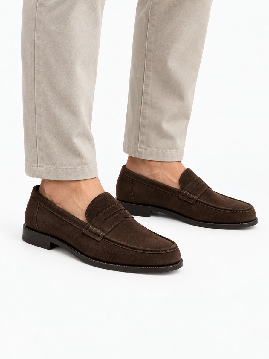 Timothée – mocassin homme daim marron foncé porté