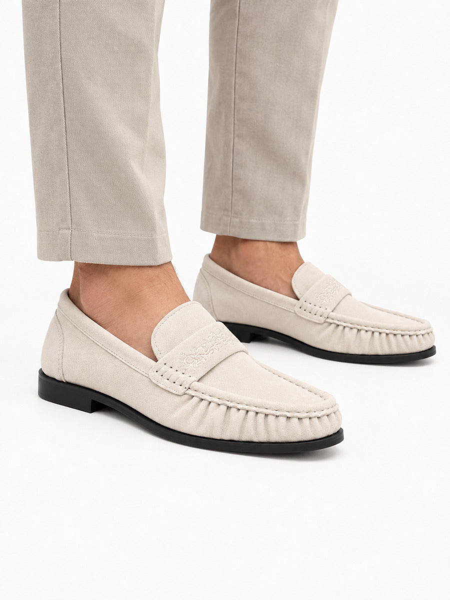 Ulysse – mocassin homme blanc suédé plissé porté