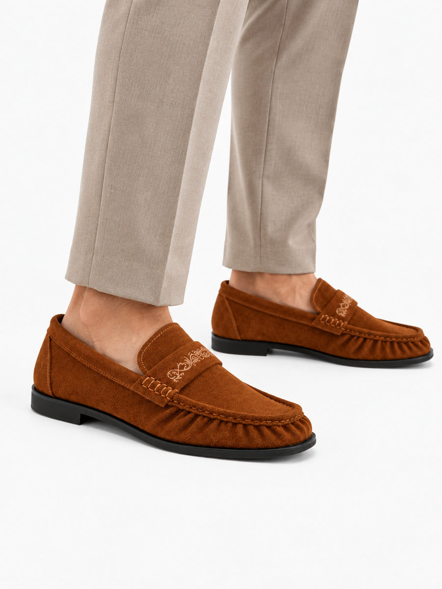 Valentin – mocassin homme marron suédé plissé porté