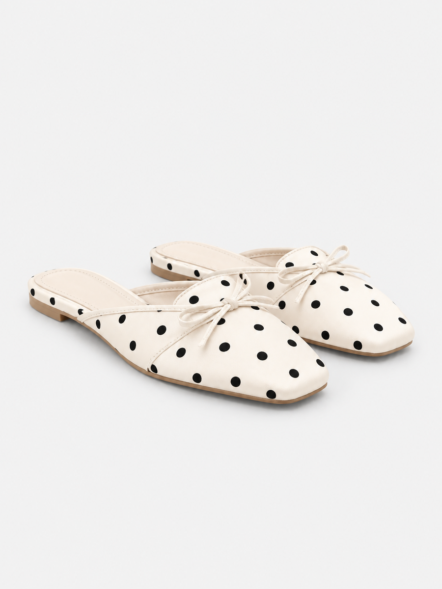Victoria-Marie – Ballerine en satin à pois femme – Blanc — vue trois quarts