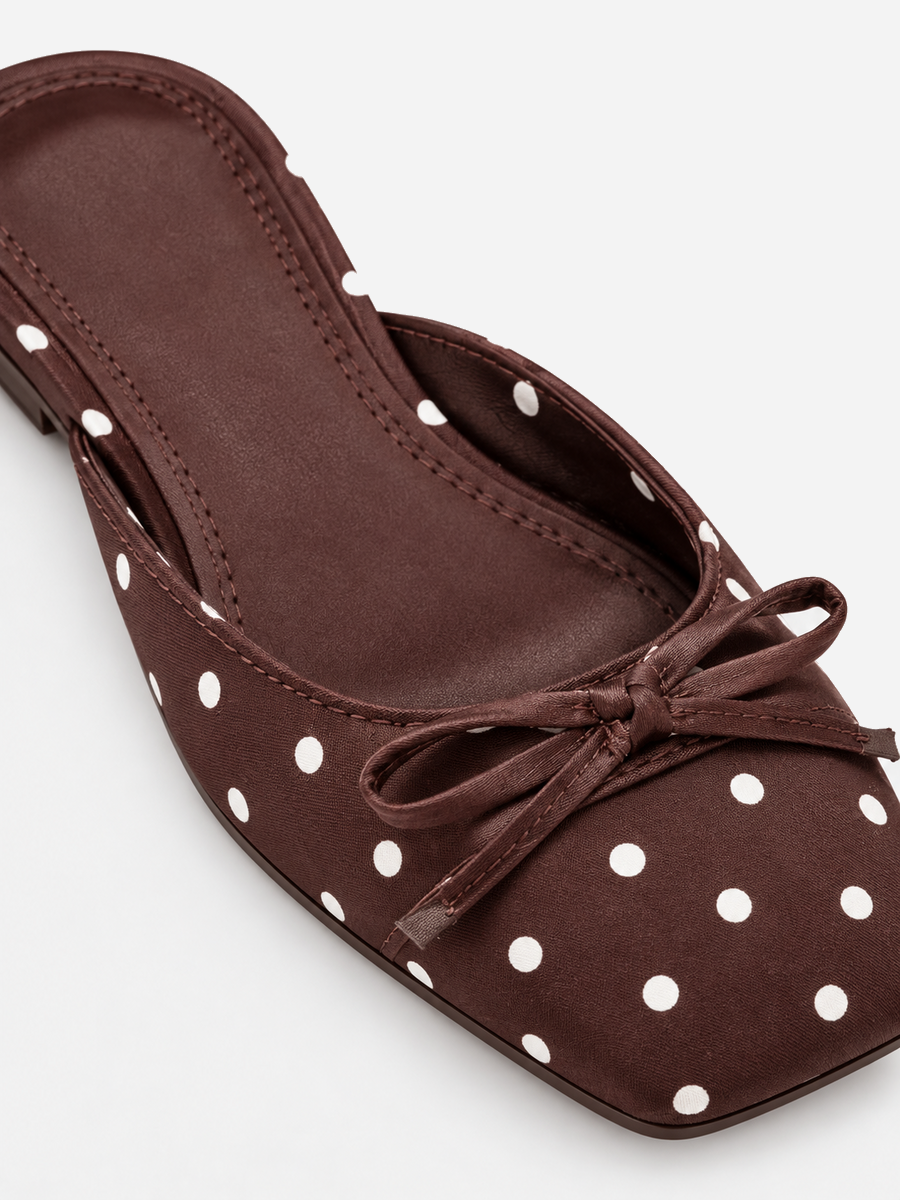 Victoria-Marie – Ballerine en satin à pois femme – Café — détail
