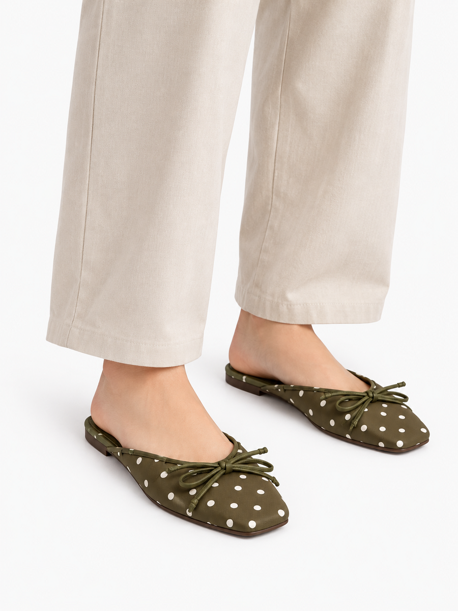 Victoria-Marie – Ballerine en satin à pois femme – Vert — portée