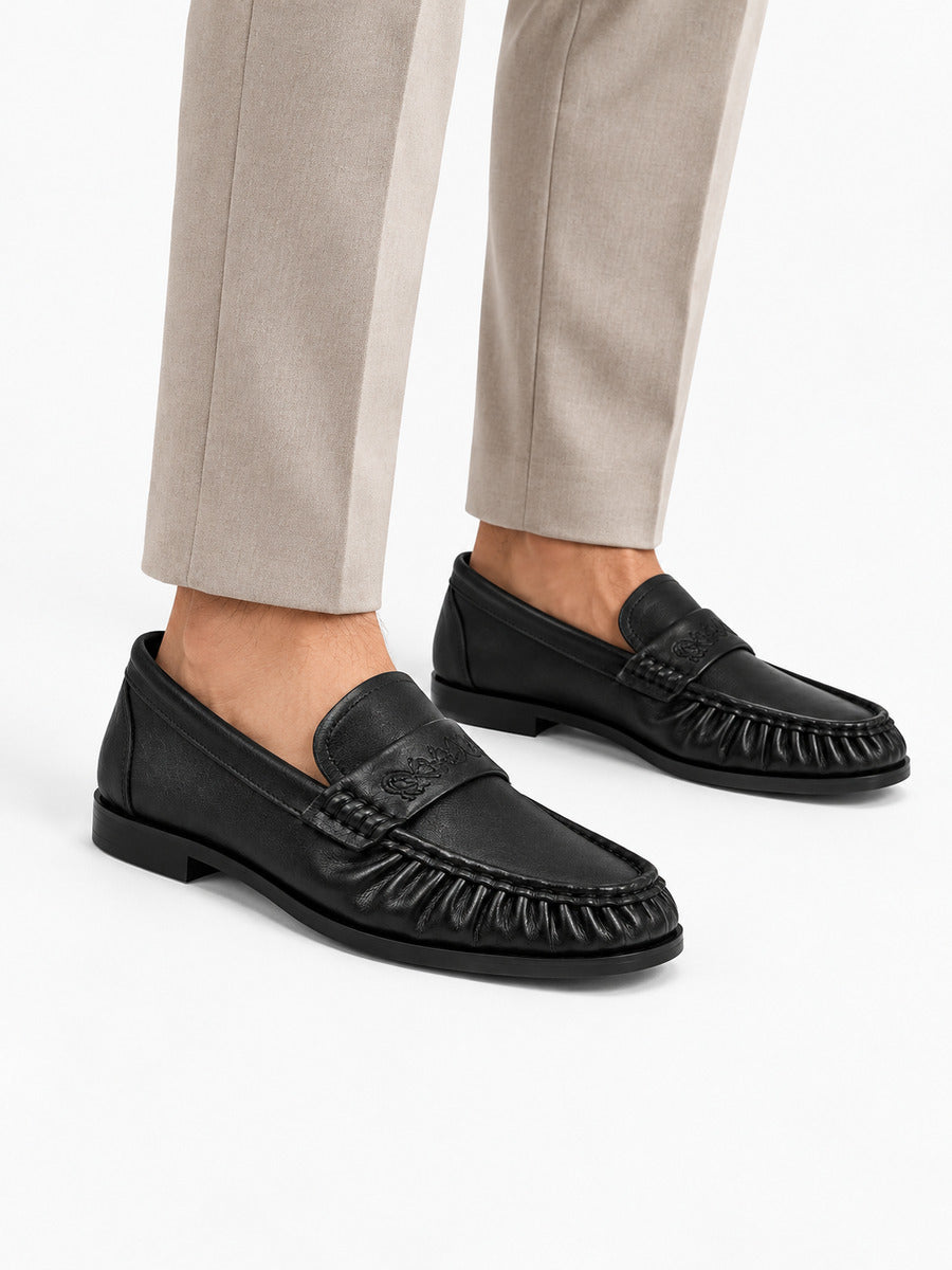 Wilfried – mocassin homme noir suédé plissé porté